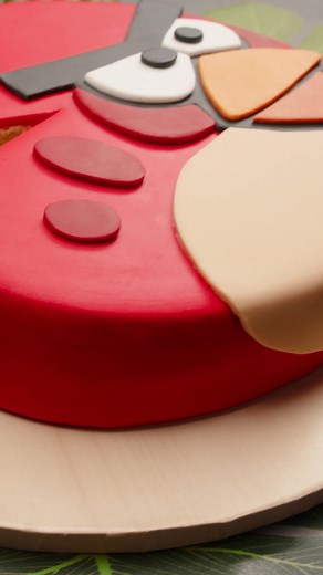 let's start this celebration of 15 years of angry birds with something SWEET.....get it? cus cake? my bad