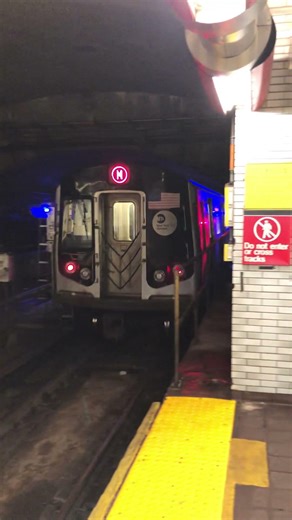 R160 M train departing Roosevelt Island