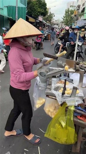 VIETNAM’S SUGARCANE MASTER! 🇻🇳🧃 Amazing Street Food Skills!