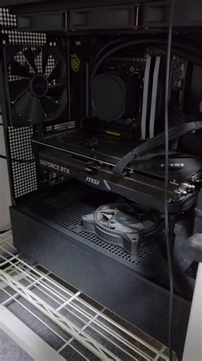 急にPCの電源が落ちた後、コンセント刺し直して電源ボタン押してもこんな感じでメモリーが光るだけで何も起動しない...原因わかる人いますか😭