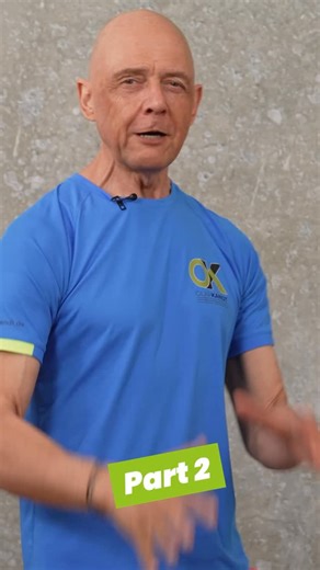 Olaf Kandt Kinesiologisches Taping Nackenverspannung Teil 2 Mit der richtigen Haltung und einem Korrekturtape gegen Kopfschmerzen und Nackenverspannungen? Teil 2 Olaf Kandt (ehemals OKAMED) arbeitet hier mit den breiten 7,5cm Tapezügeln. Eine Technik die so langsam nach Deutschland rüberschwappt. 📚 Wenn du Taping professionell lernen möchtest, schau dir meine Onlinekurse & Bücher auf 👉 www.olaf-kandt.de an und abonniere meinen Kanal Olaf Kandt | HOW TO TAPE (@olaf-kandt), um keine neuen Tutori