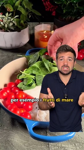 Il ferro è essenziale per trasportare ossigeno in tutto il corpo: quando manca, tutto il sistema va in tilt. 🥩 ALIMENTI CHE TI AIUTANO: I più ricchi di ferro biodisponibile: • Fegato (la fonte più potente) • Frutti di mare in generale • Carne rossa di qualità 💡 CONSIGLIO STRATEGICO: Abbina sempre una fonte di vitamina C perché facilita l'assorbimento del ferro. Esempio perfetto: carne con peperoni, spinaci con limone, frutti di mare con pomodorini. ⚠️ ATTENZIONE AL CALCIO: Ostacola l'assorbime