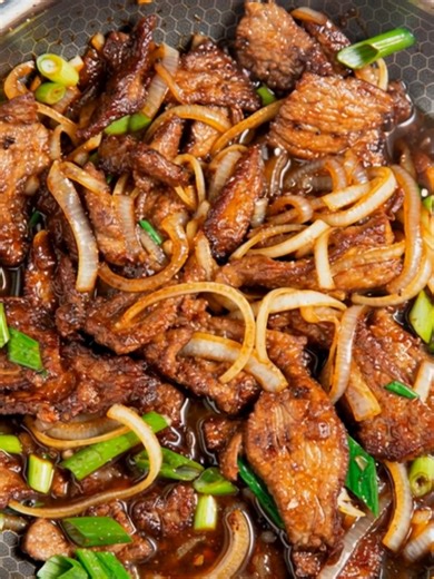 Mongolian Beef 🥩🥢 Tender flank steak seared to perfection and tossed in a sweet, savory garlic-ginger sauce—bold, glossy, and restaurant-worthy right from your own kitchen! ✨🌿 Ingredients: 1 lb flank steak thinly sliced against the grain 2 Tablespoon cornstarch 2-4 Tablespoon canola oil 1 yellow onion sliced Recipe in the Coʍʍеոτ 👇 Enjoy ❤️ | Recipes by banana