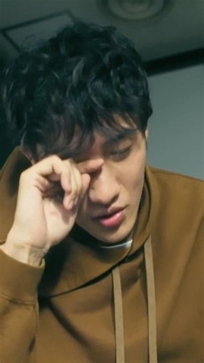 A Deep Voice That Resonates! A Divine Moment of Overflowing Kindness Over a Tense Phone Call