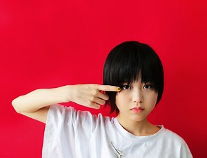 若干22歳のシンガー・ソングライター／ギタリスト Rei、本日リリースの2ndミニ・アルバム『UNO』より「JUMP」のMV公開