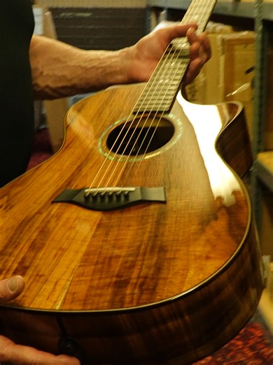 🎸 YOU WON’T SEE KOA LIKE THIS AGAIN Straight out of Bizarre Guitar – Reno, Nevada 🔥 This is a USA-made Taylor Custom 724 and it’s a true specialist piece. ✨ Solid Koa top ✨ Abalone rosette ✨ Ebony fingerboard & headstock cap ✨ Gold tuners ✨ Five-A quilted Koa back & sides — unreal wood, unreal tone Custom Shop craftsmanship you don’t come across every day — and it can be yours right now. 📞 (775) 331-1001 🌐 bizarreguitar.com 💥 Use code BIZARRE 📦 Stock # G05893