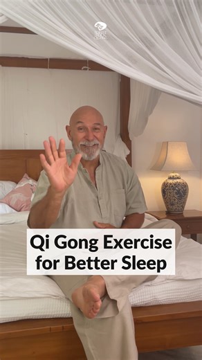 Do you have trouble getting to sleep at night? 🌙 This simple Qi Gong exercise helps guide energy out of the head and back into the body, allowing the mind to quiet and the nervous system to settle before rest. Practicing this in the evening can support a smoother transition into sleep and a deeper sense of calm. Try this exercise tonight and notice how your breath softens and your body begins to let go. Curious to explore more gentle Qi Gong practices like this? ✨ Join the FREE 6-Day Qi Gong In