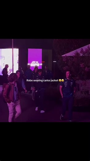 Rebecca wearing Carlos jacket 🥹😭 Rebecca and carlos with his team yesterday on Australia gp #ريبيكا_دونالدسون #اكسبلورررر #اوقات_رومنسيه #rebeccadonaldson #carlossainz @iamrebeccad12 @carlossainz55 @AusGP