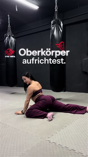 Die perfekte Hüftmobility routine 🧘‍♀️ Eine mobilisierte Hüfte ist wichtig, weil sie: • Bewegung effizient verteilt: Gute Hüftbeweglichkeit entlastet Knie und unteren Rücken. • Kraft besser überträgt: Viele Bewegungen (Gehen, Laufen, Heben, Sport) starten in der Hüfte. • Verletzungen vorbeugt: Eingeschränkte Hüften zwingen den Körper zu Ausweichbewegungen. • Haltung und Stabilität verbessert: Bewegliche Hüften ermöglichen saubere, kontrollierte Bewegungen. Denn ist die Hüfte beweglich, arbeitet