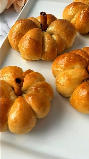 Pumpkin Shaped Dinner Rolls | Easy Fall Baking Idea