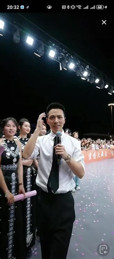 香港影视明星温碧霞亲临索图大舞台现场
