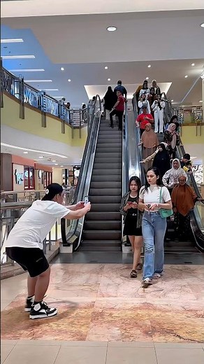 Escalator filter prank 😆