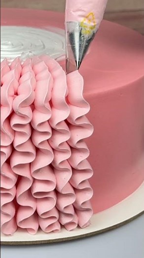"Satisfying Ruffle Cake That Looks Impossible to Make 🌸"