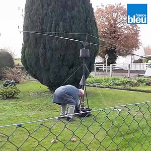 A Saint-Lormel, dans les Côtes d'Armor, d'ingénieux papys nous plongent dans la magie de Noël ! Bluffant, non ?! 😀🎅⭐⭐⭐🌲 | ici Armorique