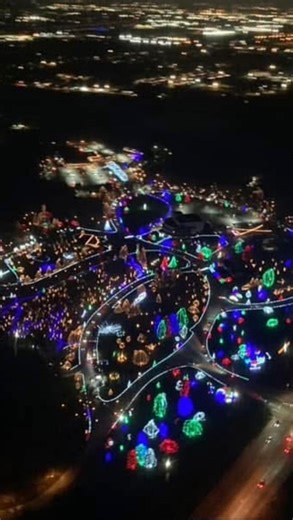 ✨🚁 It’s time! Christmas Lights Flights are officially back from late November through December! Hop aboard Santa’s choppa and watch St. Louis shine from above. Seats go fast—call (314) 496-4494 to book your magical holiday ride! 🎄🌟 #helicopter #christmaslights #stl | St. Louis Gateway Helicopter Tour
