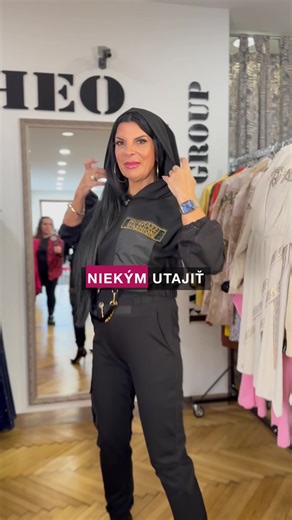 Anjeliky naše, už sa na vás tak veľmi tešíme 🤍✨ Čakáme vás v našej predajni v Žiline, a je úplne jedno, či prídete do jednej alebo druhej — v oboch vás privítame s úsmevom, poradíme vám a pomôžeme nájsť kabátik, v ktorom sa budete cítiť nádherne. 🧥👑 Vieme, že výber kabátika nie je len o kúsku oblečenia. Je to o pocite, keď si ho oblečiete a zrazu viete: „Toto som presne ja.“ ✨ A práve preto vás tak rady vidíme osobne. Naživo si spolu doladíme: ✔️ správny strih ✔️ dĺžku ✔️ farbu ✔️ materiál ✔️