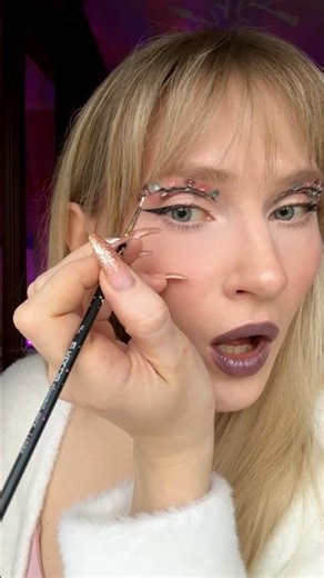 Christmas Makeup Hack Tutorial 🎄🫰🏻 #christmasmakeup #festivemakeup #shorts #short #makeup #beauty