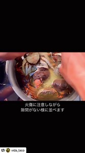 「どう調理したら良いかわからない…」 というお声も多いので、一番簡単で美味しい茹でガニの作り方をご紹介します🦀 小さいカニですが、身はとても濃厚です。 この季節ならではの卵も是非お楽しみ下さい。 更にオススメは、茹でたてより３日後なんです。 (冷蔵保存) 旨味がグンッと上がってきて、美味しさ2倍増しです。 １日置くごとの味の変化を楽しんでみるのも👌 ◼️材料(ツガニ5匹分) 水 1.5ℓ 塩 60g ◼️作り方 ①鍋に水と塩を入れる。 ②ツガニを袋ごと投入。もちろん強者は袋から出して👍 ③蓋に重しを乗せて火にかける。 ④沸騰前にツガニが動かなくなったら袋を切って、取り出し、カニをひたひたに隙間が無い様に並べる。 ⑤落し蓋をして、吹きこぼれに注意しながら沸騰後→20分茹でる。 ⑥ザルに上げて、冷めたら出来上がり。 ◼️美味しく茹でるコツ 必ず水から！カニは熱湯に入れると脚が抜けてしまいせっかくの旨味が茹で汁に出てしまいます。 ご家庭の普通のお鍋のサイズで茹でられるレシピをご紹介しておりますが、出来るだけたっぷりのお湯で茹でるのがオススメです。塩分濃度は4%(1ℓに対して40g)で計