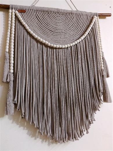 قطعة واحدة تغيّر شكل الحيطة بالكامل ✨بوهيمي، بسيط، ومليان روح 💛اختاري الموديل والمقاس اللي يناسب بيتك 🌿 Nada’s Store #مكرمية_جدارية #macrame #مكرميه #fypシ゚ #مكرميه_ديكور