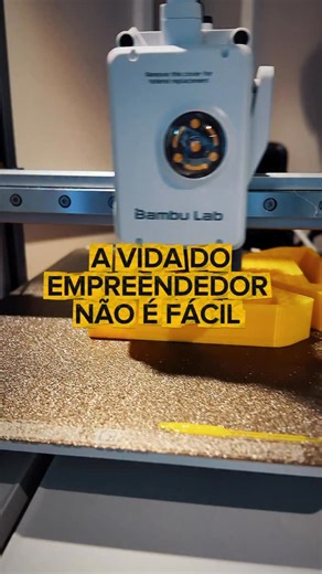 Erich Shibata on Instagram: "A vida do empreendedor não é fácil mas é cheia de aprendizado. Pedro virou a noite imprimindo as primeiras peças 3D da lojinha dele. Vendemos mais do que o estoque, erramos no cálculo de custo, viramos madrugada produzindo… e aprendemos tudo isso na prática. Empreender é exatamente isso: errar, ajustar, ter sorte, ter fé, aprender e seguir em frente. Agora bora entregar o primeiro lote. 😎 An entrepreneur’s life isn’t easy but it’s full of learning. Pedro stay