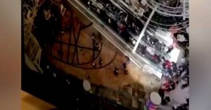 The ladder suddenly changes direction, 18 injured in a shopping center in Hong Kong (Video)