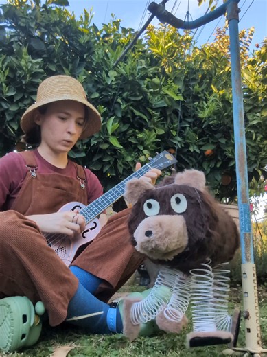 Pebby and I enjoying some sunshine and this awesome new metal resonator uke from Kala!! If you wanna get a uke like this, Ive got a link in my bio 👀 and a cool discount code too: PHOEBESANDERSFOLK10 #kalamakeswhat #kalaukulele #kalabrandmusic #resonator #banjolele