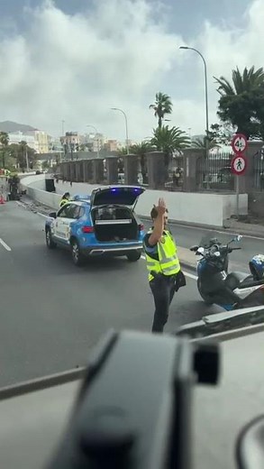 Vuelca un camión en plena Avenida Marítima de la capital grancanaria