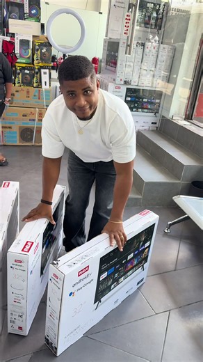 📺 TV RCA 32” Smart Android – Edición 2025 con Comando de Voz 🔥 Disfruta de una experiencia moderna y completa con este RCA de 32 pulgadas, ideal para tu casa, negocio o habitación 🏠✨ ✅ Sistema Android TV 2025 ✅ Comando de voz integrado 🎤 (controla todo sin tocar botones) ✅ Acceso a YouTube, Netflix, Play Store y más apps ✅ Imagen nítida y sonido envolvente ✅ Conectividad WiFi y múltiples puertos (HDMI, USB) ✅ Diseño moderno y compacto 💡 Perfecto para ver tus series, películas y contenido fa