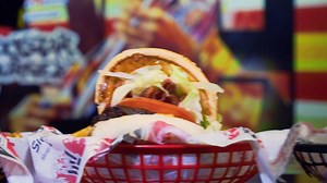 Si no conoces rockstar burger no conoces León. Las mejores hamburguesas 🍔🍟 con el mejor ambiente. Muchas gracias a Awaken Serenity 🎸 por la música original del video 🎶 | Simplot México