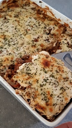 Marijke Cilliers @marijkefitness on Instagram: "🥘𝘾𝙝𝙚𝙚𝙨𝙮 𝘾𝙖𝙗𝙗𝙖𝙜𝙚 𝙇𝙖𝙨𝙖𝙜𝙣𝙚 👉3 Servings ✔️Ingredients: ➡️Cabbage “sheets”: ✅️~½ medium green cabbage (you want the big outer leaves) ✅️Salt ✅️Boiling water ➡️Meat sauce: ✅️400 g extra lean beef or chicken mince ✅️1 medium onion, finely chopped ✅️2–3 cloves garlic, crushed ✅️1 medium carrot, finely grated (optional but nice for sweetness & volume) ✅️250g Mushrooms, finely chopped (optional, for extra volume) ✅️1 x 400 g tin chopped
