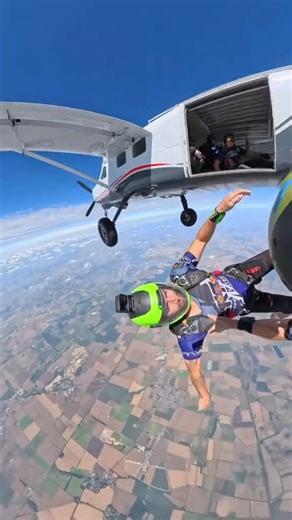 In air coaching #skydiving #lfe #goals #tracking #movement #safetyfirst #flighthouse | Earthpix Tv