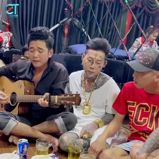 535K views · 10K reactions | Em hỏi anh người anh sao toàn mực - thuận chùa cover guitar... Cre : Thuận Chùa | Thuận Chùa | Facebook