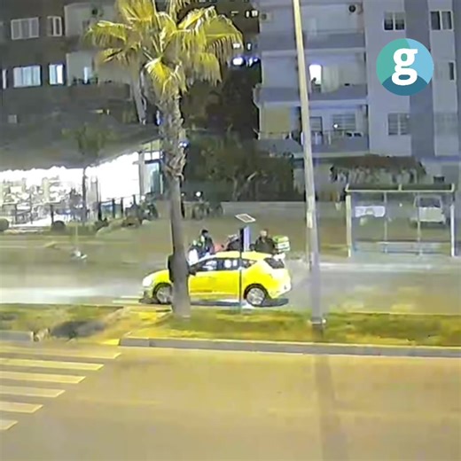 🔴 Yayaya yol vermek isterken zincirleme kazaya neden oldu 📌 Mersin’in Yenişehir ilçesinde, yaya geçidinde yayalara öncelik tanımak isteyen bir sürücünün aniden frene basmasıyla 4 araç birbirine girdi. Olası bir can kaybının yaşanmadığı kaza anı güvenlik kameralarına saniye saniye yansıdı