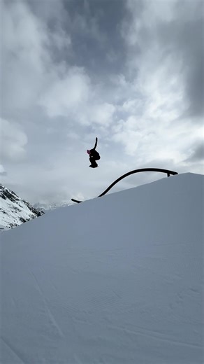 Doing some laps @snowpark_montafon #montafon #snowboarding #steez #pink