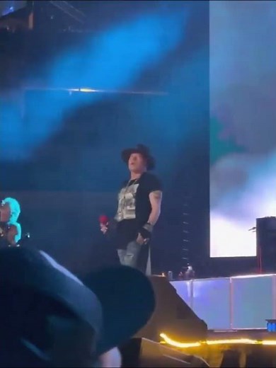 Guns N’ Roses 2025: Axl & Slash Deliver an Emotional “Don’t Cry” Reunion Performance Live Onstage