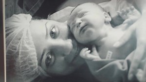 7.3M views · 11K shares | Laura, 6 anos de idade: - Mãe, hoje eu não quero ir pra escola. Eu quero ficar em casa pra aprender. Pâmela, chefe de nossa equipe de suporte e mãe da Laura, não sabia se ria, se chorava, se abraçava ou beijava sua filha quando ouviu essa frase. Mas de uma coisa ela sabia: tinha tomado a decisão certa quando decidiu alfabetizar Laurinha em casa.    #AlfabetizeEmCasa | Como Educar seus Filhos | Facebook