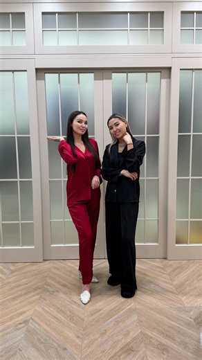 Жулдыз Абдукаримова on Instagram: "Қателеспесем осыдан 15 жыл бұрын дүкеннен 📘 “Магическая уборка” деген кітап алып, оқыдым. Сонда мына ойды жазып алған екенмін: “…Уборка — это разовое глобальное событие, которое меняет образ мышления и жизни. Если убрать правильно один раз — беспорядок не возвращается”. ⸻ Автор: Мари Кондо 🧭 Основные принципы 1. Убирать по категориям, а не по комнатам 2. Оставлять только то, что “вызывает радость” Вещь берёшь в руки и честно спрашиваешь себя: 👉 Мне это дейст