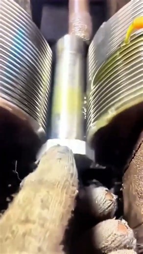 Automatic screw thread production using high-precision rolling machines #shorts