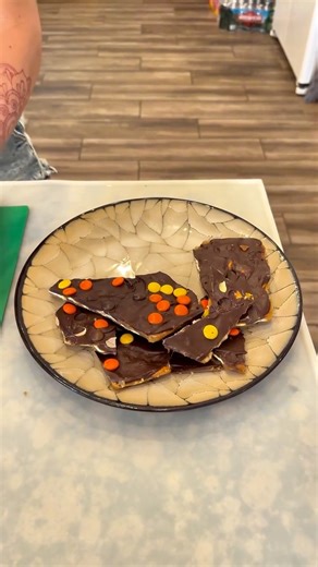 4 ingredient Fall treat I make the perfect treat for fall using only a few ingredients everyone is sure to love. This video was produced by Network Media and Kailee’s Kitchen | Flavor Blender