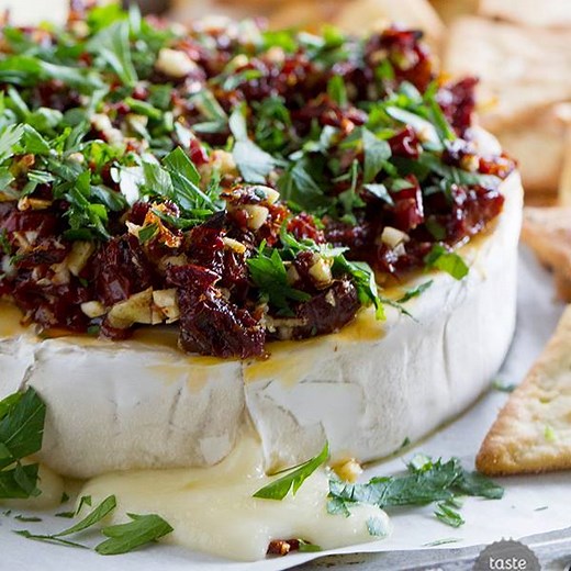 This Baked Brie Recipe with Sun-Dried Tomatoes is the perfect last minute appetizer for any party. It takes less than 15 minutes from start to finish! Get the full recipe here: https://www.tasteandtellblog.com/baked-brie-recipe-with-sun-dried-tomatoes/ | Taste and Tell