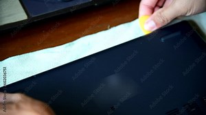 Use plastic sheet remove laptop cover