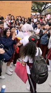 31 reactions | Le Manda flores el Patrón a señorita de la secundaria 63 de la Serapio Venegas #selasmandaelpatron #aquilemandaelpatron #payasotampico #payasomadero #payasoAltamira #payasocharlyboy | Payaso Charly Boy | Facebook