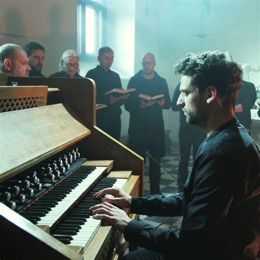 Muzyczny film dokumentalny w reżyserii Adama Struga. 🙏🎶 Poruszające pieśni o wieczności przekazywane od pokoleń.📜 „Pieśni o wieczności. Adam Strug i Monodia Polska” 📺 w TVP Polonia w czwartek, 2 listopada, o godz. 20:20 w TVP Polonia i w streamingu. | TVP Polonia