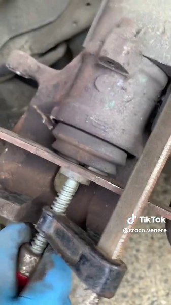 Freins à main électrique repousser les pistons arrière #voiture #automobile #mecanique #freins #pistons