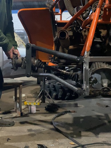 Teste do curso da suspensão traseira duplo A