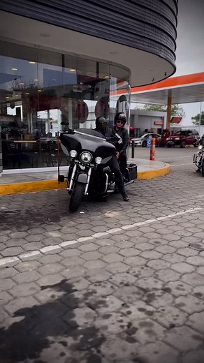 Aviones de carretera !! @oldtimers_mc_ecuador1621 #harleydavidsonmotorcycles #bikerlifestyle | Freddy Bismark