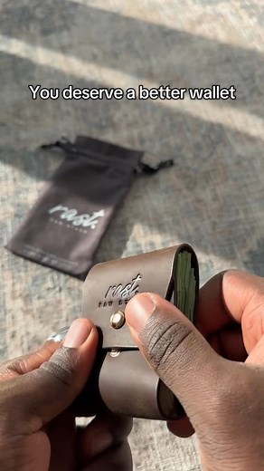 The Cash Wallet with Magnetic is a minimalist wallet designed specifically for cash management—perfect for your gear. | Collaboraten2