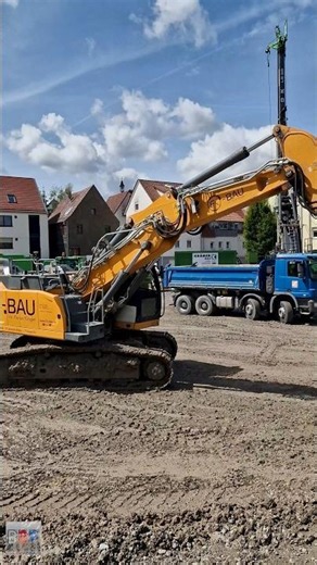 Liebherr R 928 VA Kommt zur Arbeit