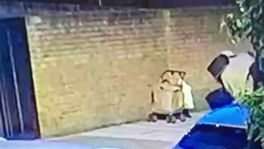 An old lady robbed for her purse on Sturry Street E14 on a Saturday about 5PMish | London & UK Street News