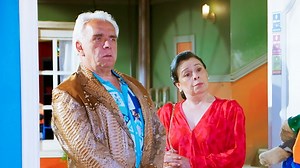 2.7M views · 57K reactions | Cuando menos se lo esperaba, Pedro recibió la visita de sus suegros y aunque trató de esconderse no pudo evitarlos.  #Vecinos, nueva temporada, domingos 7:30 p. m. por #LasEstrellas | Televisa Comedia | Facebook